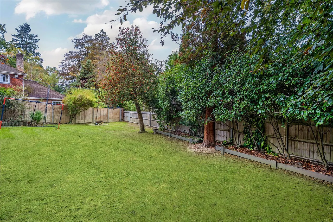 Chesters Road, Camberley, photo 11