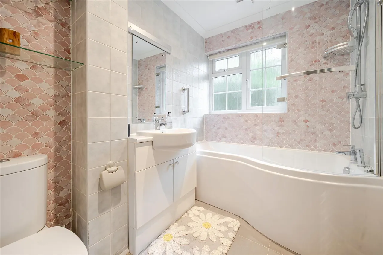 Chesters Road, Camberley, photo 9
