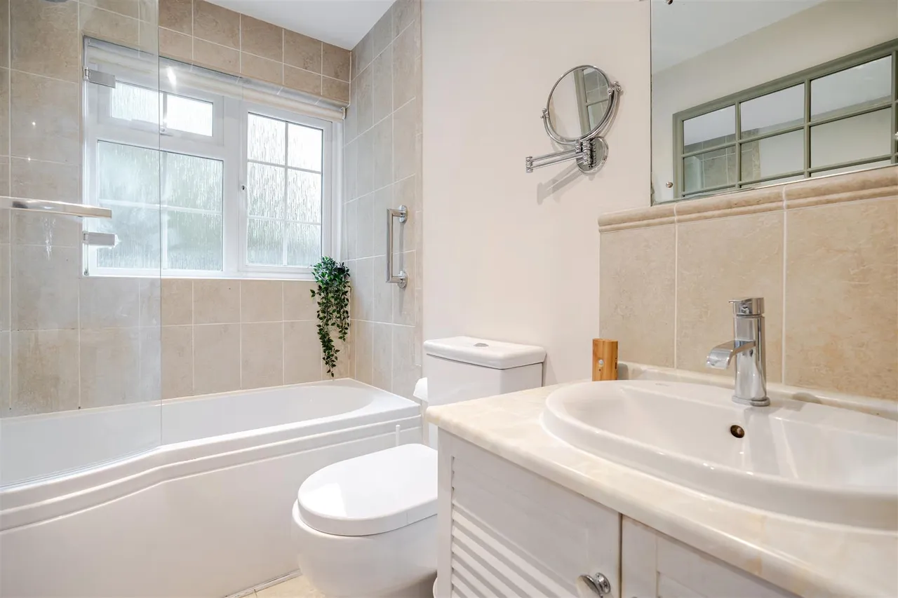 Chesters Road, Camberley, photo 7