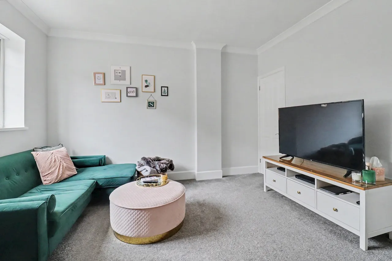 Wood Lane, RM12, photo 3