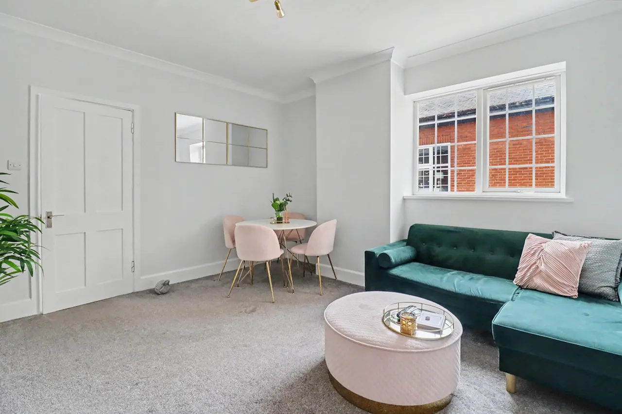 Wood Lane, RM12, photo 2