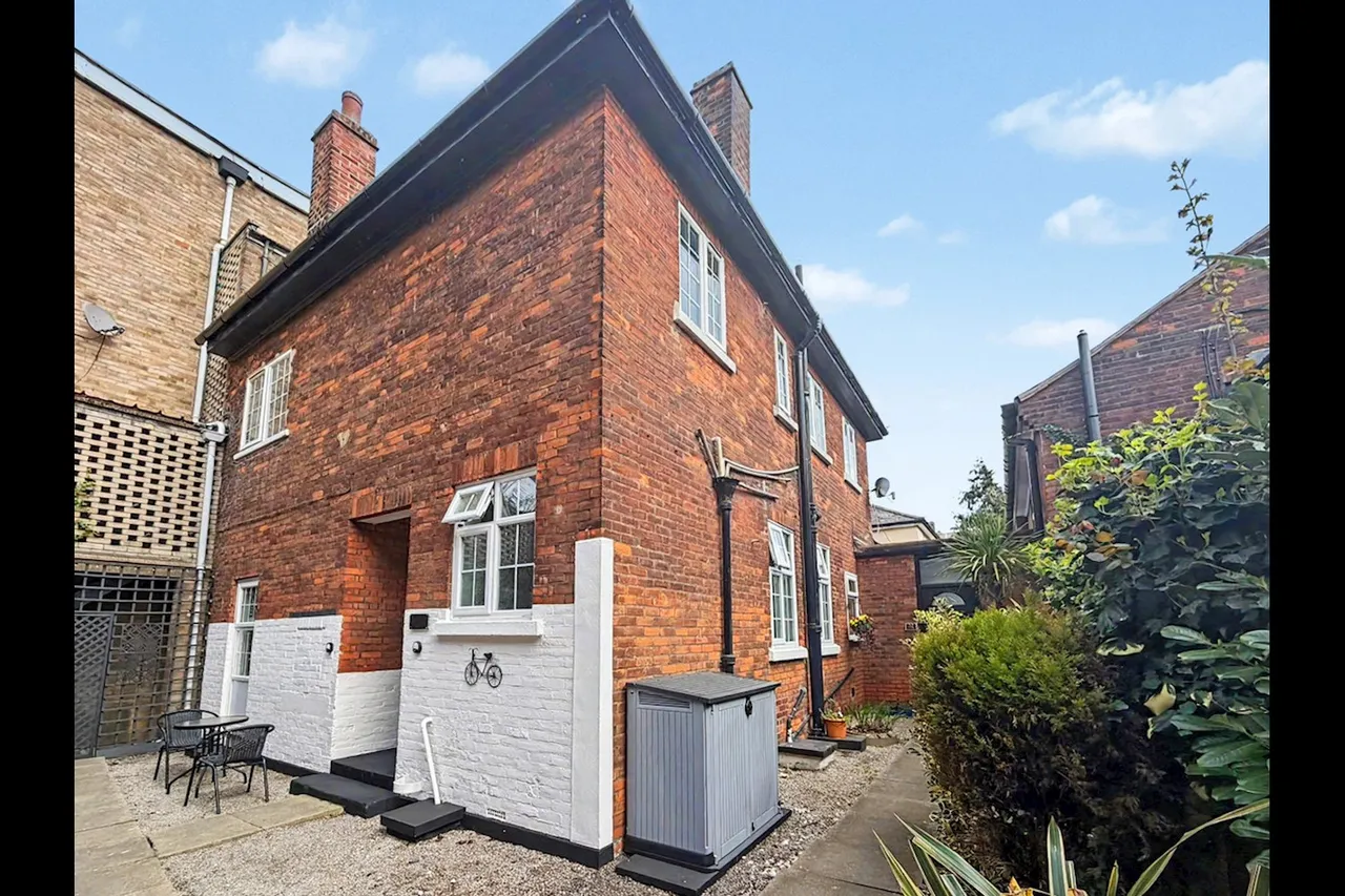 2 bed flat to rent, Wood Lane, RM12