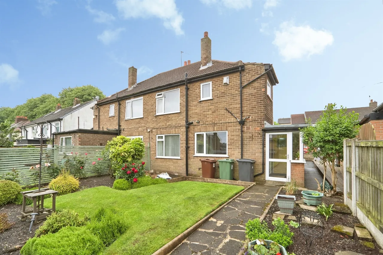 Lynnwood Gardens, Pudsey, LS28, photo 16