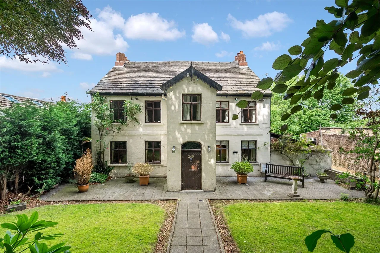 4 bed house for sale, Davyhulme Road, Manchester