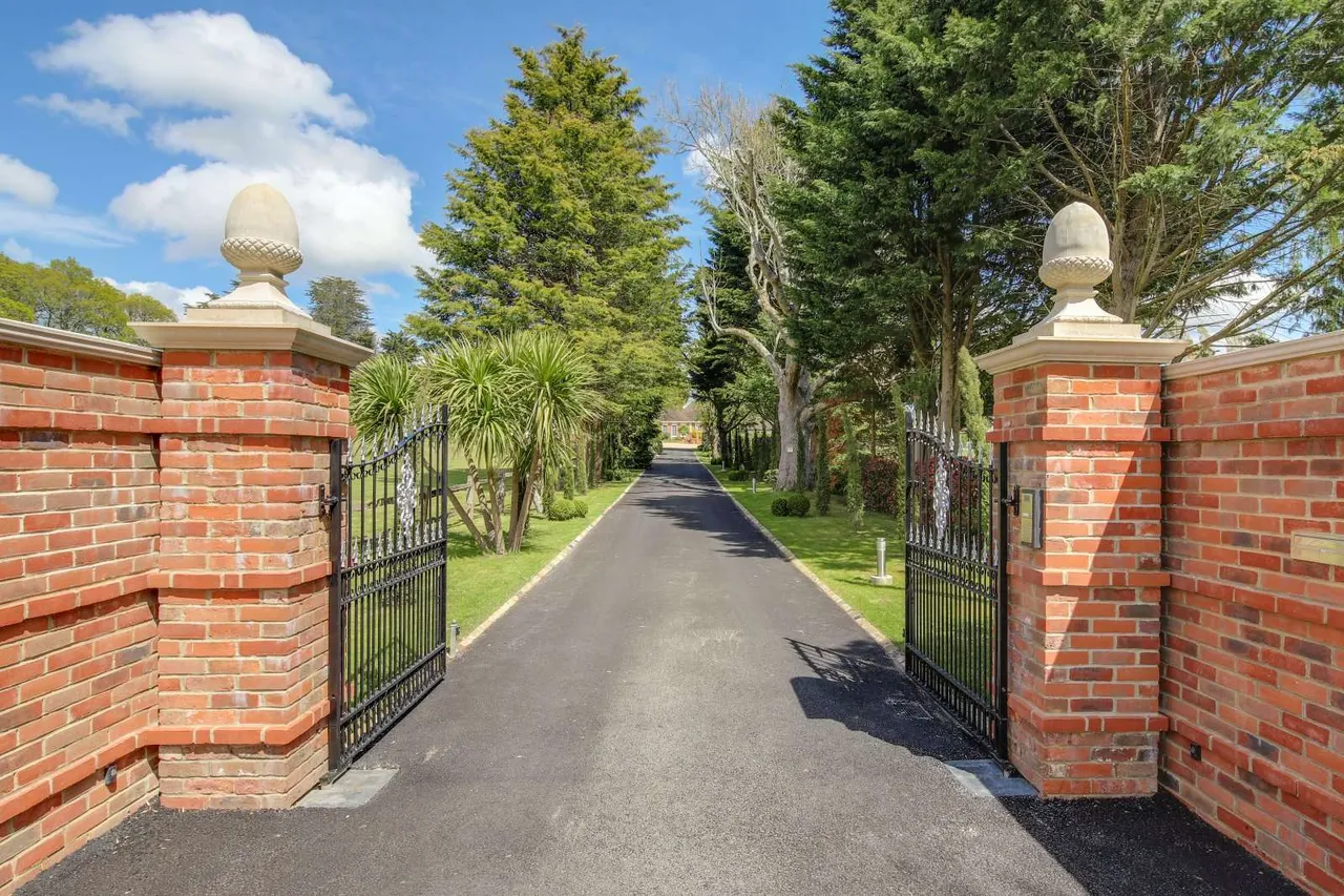 Bury Gate, Bury, Pulborough, West Sussex, RH20 1HA, photo 3