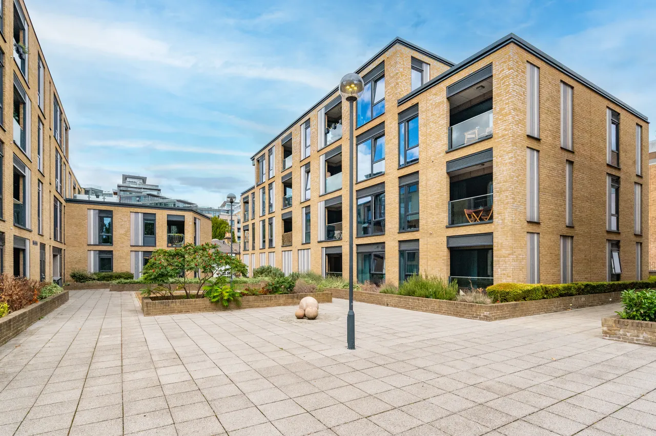 2 bed flat for sale, London, SW18
