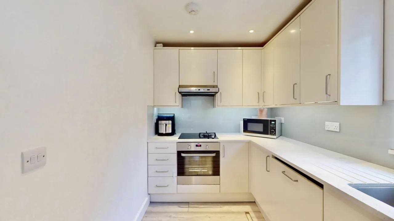 Oriental Road, Woking, Surrey, photo 5
