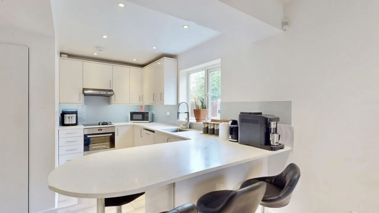 Oriental Road, Woking, Surrey, photo 4