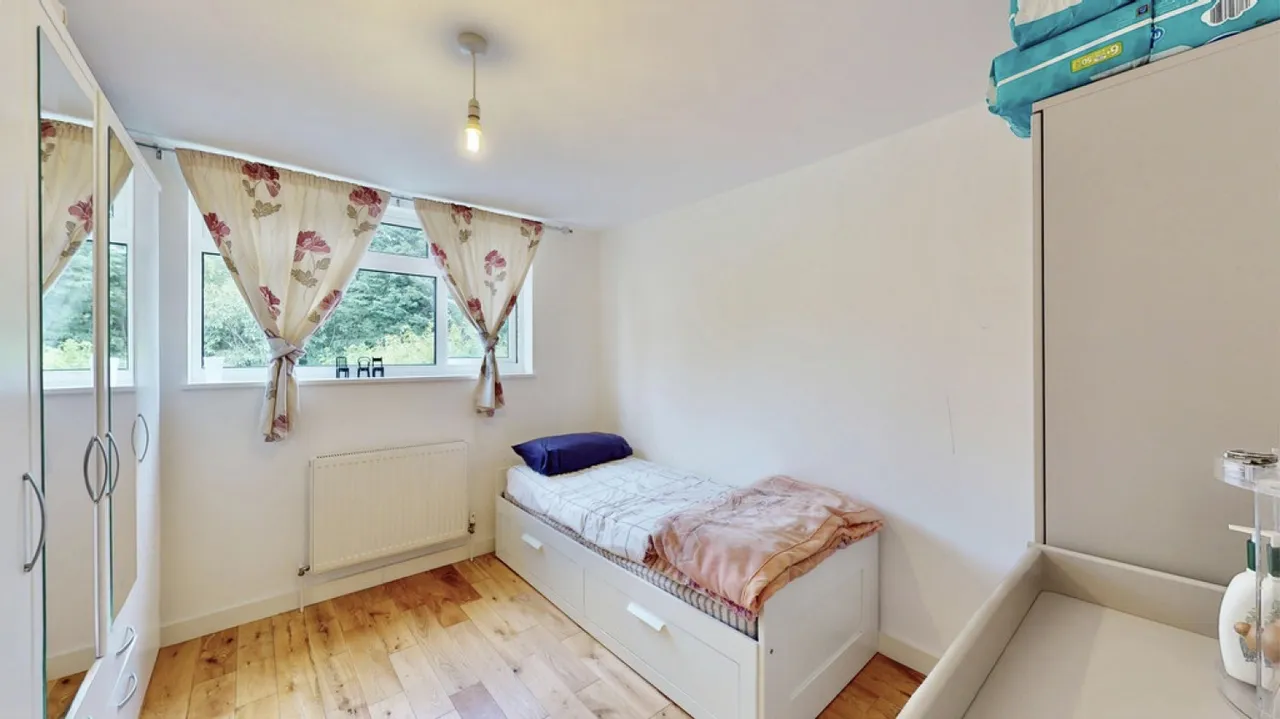 Oriental Road, Woking, Surrey, photo 12
