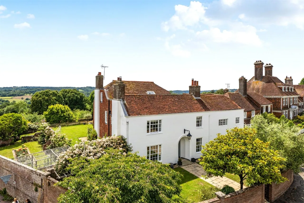 6 bed flat for sale, High Street, Burwash, TN19