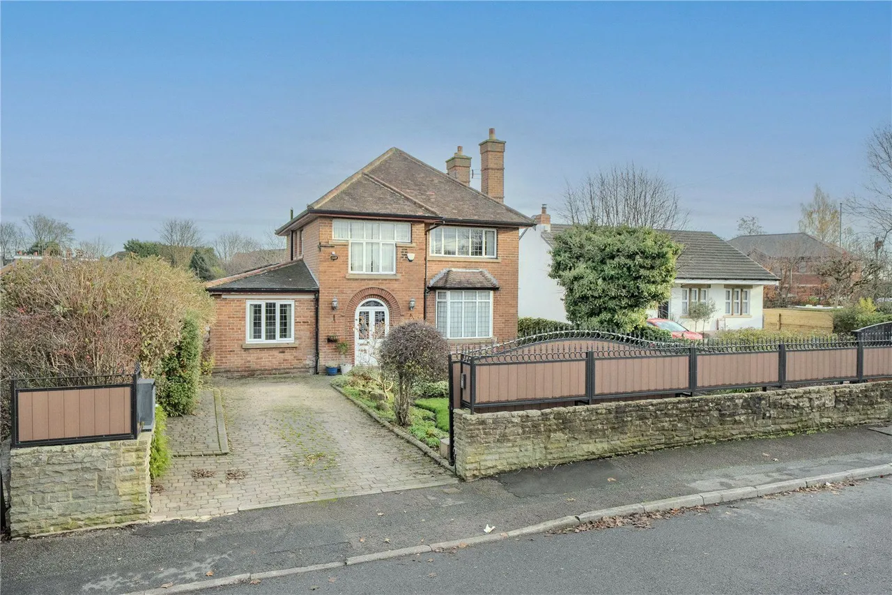 4 bed house for sale, College Road, Gildersome, LS27