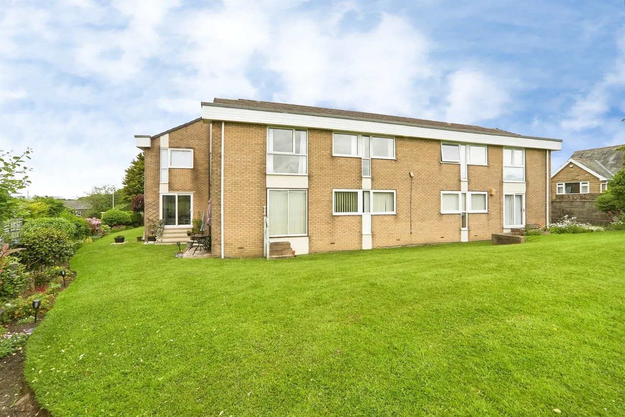 2 bed flat for sale — Moorfield Drive, Yeadon, Leeds