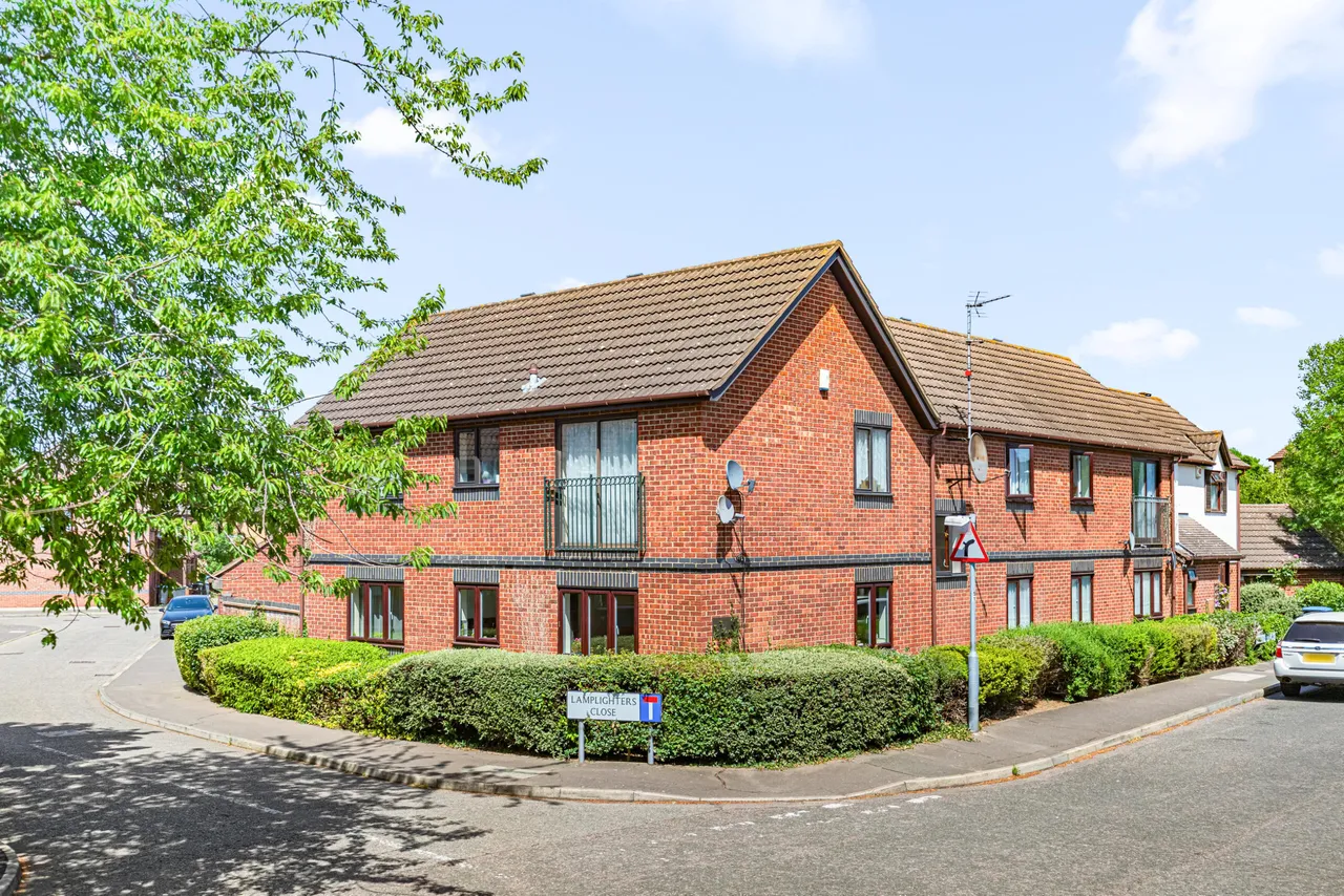 2 bed flat for sale, Lamplighters Close, Waltham Abbey, EN9
