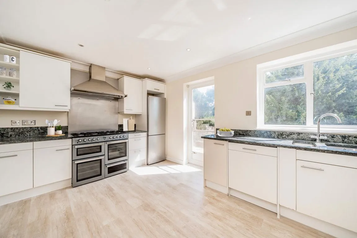 Chatsworth Road, W5, photo 2