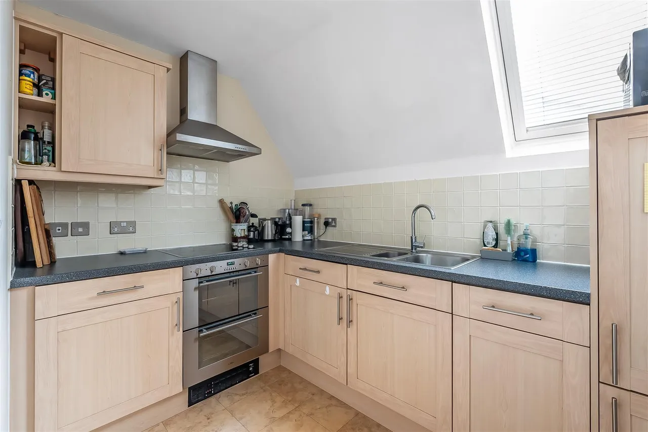 Epsom Road, Leatherhead, KT22, photo 3