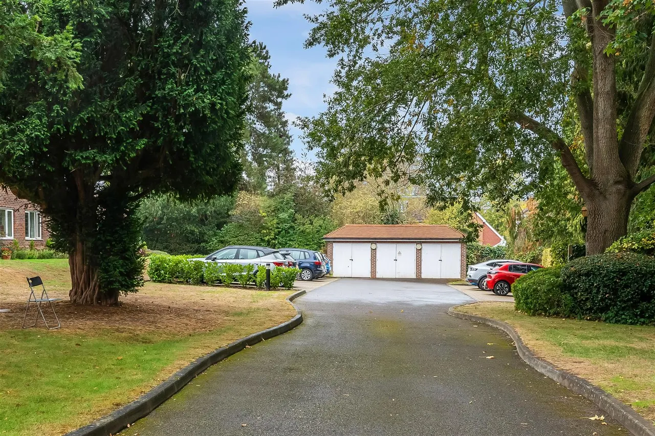 Epsom Road, Leatherhead, KT22, photo 8