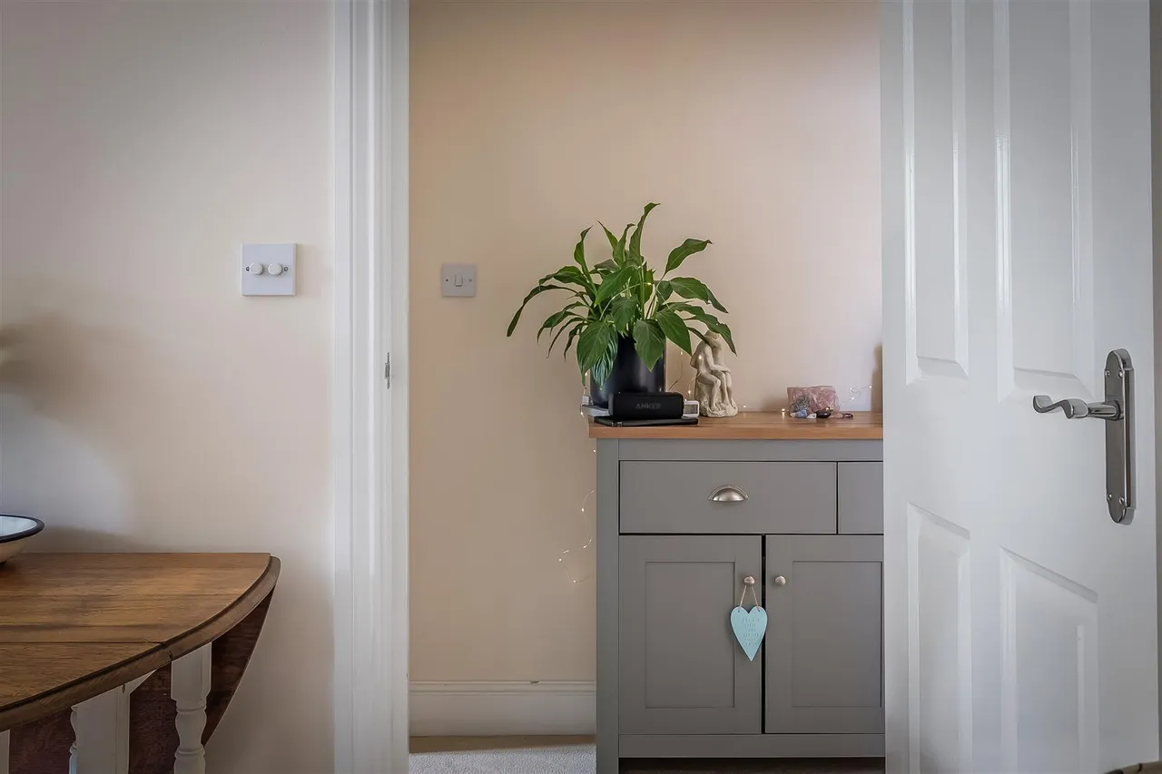 Epsom Road, Leatherhead, KT22, photo 9