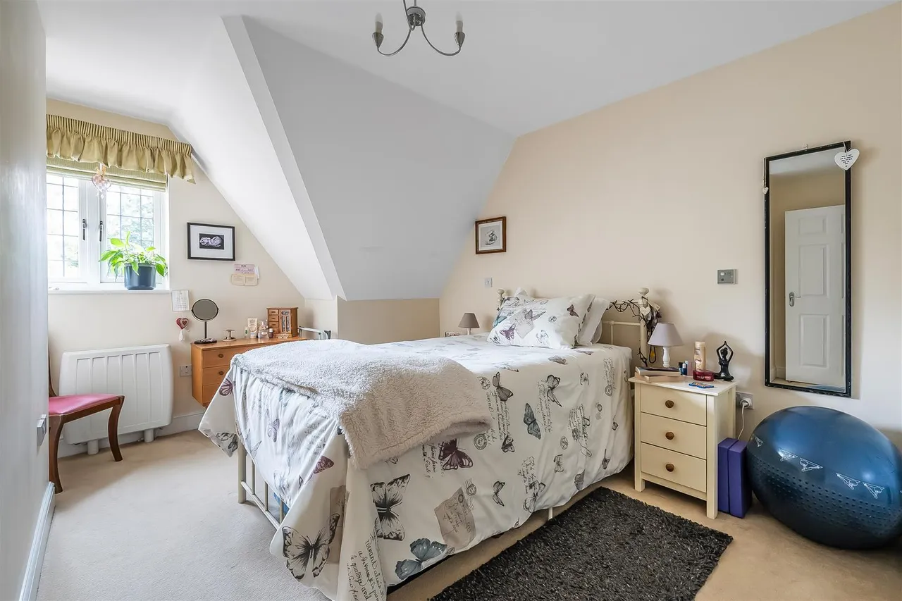 Epsom Road, Leatherhead, KT22, photo 2