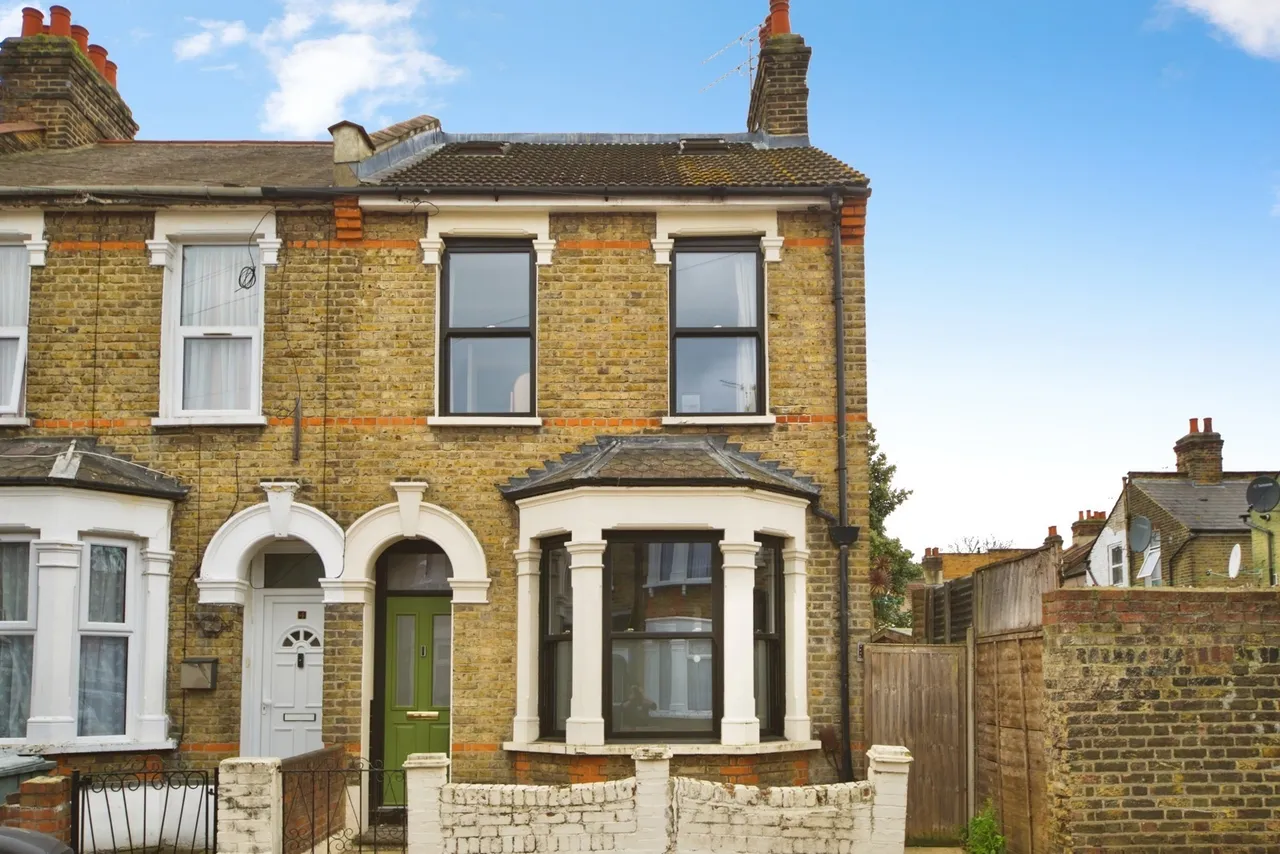 3 bed house for sale — Chesley Gardens, London, E6