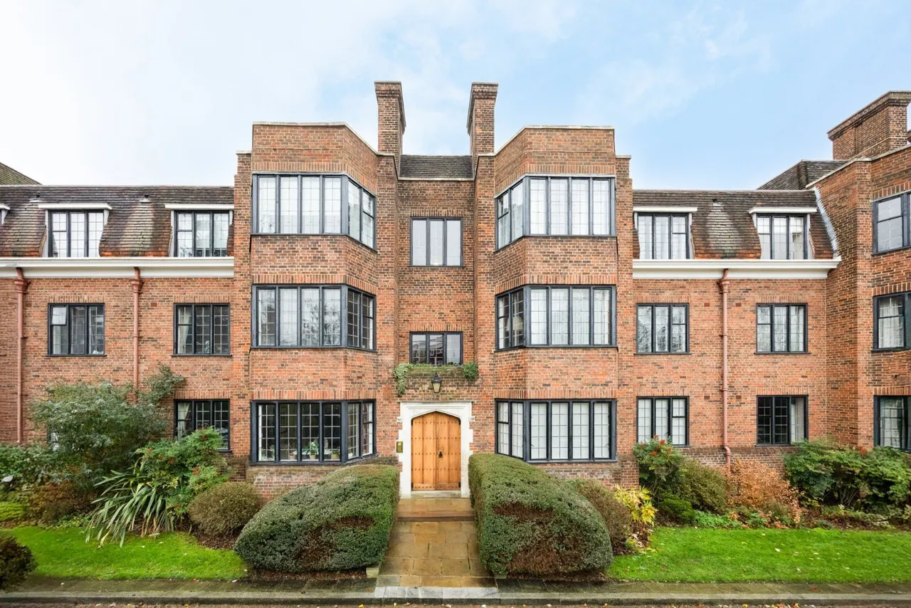 2 bed flat for sale, Harvard House, Manor Fields, SW15