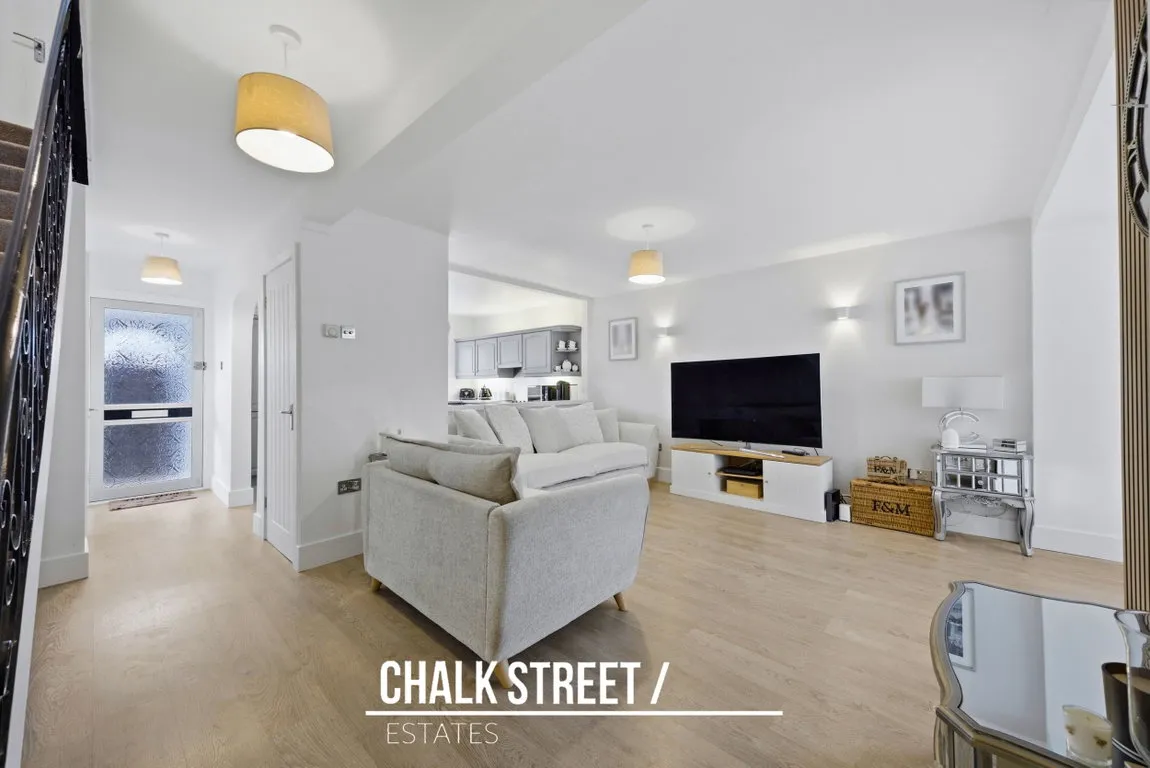 Elmhurst Drive, Hornchurch, Greater London, RM11 1PF, photo 3