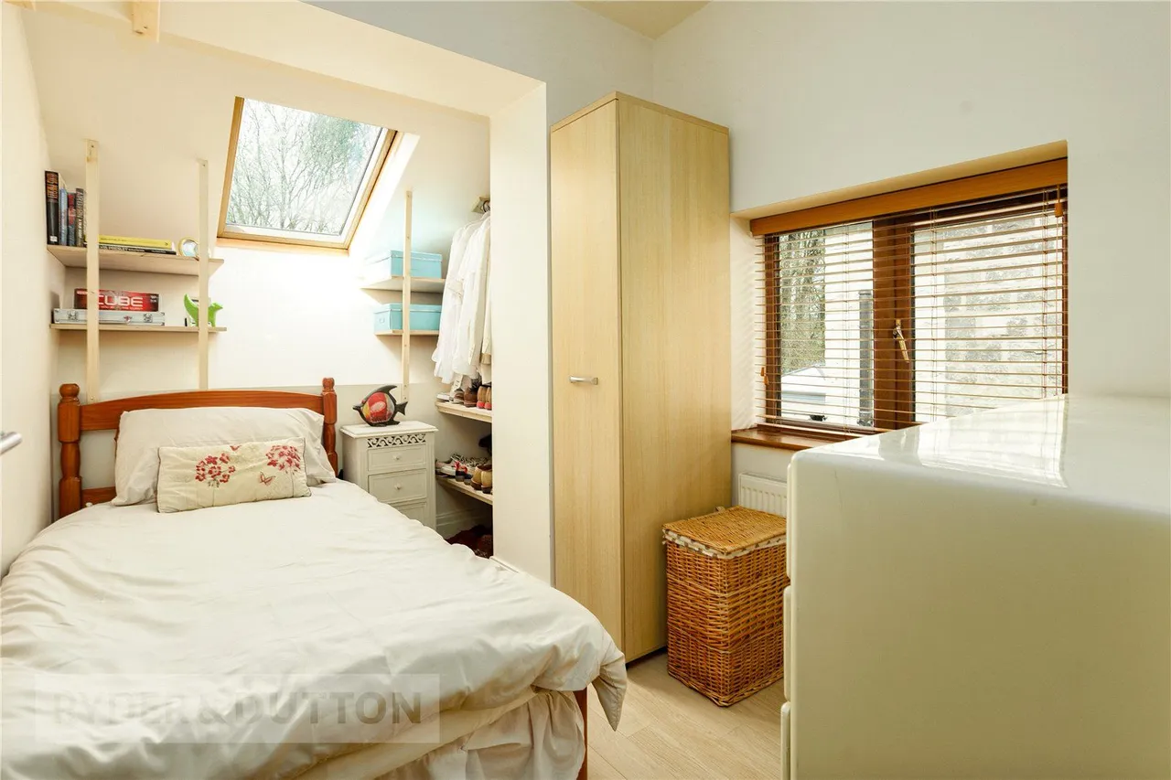 Brook Avenue, Uppermill, OL3, photo 13