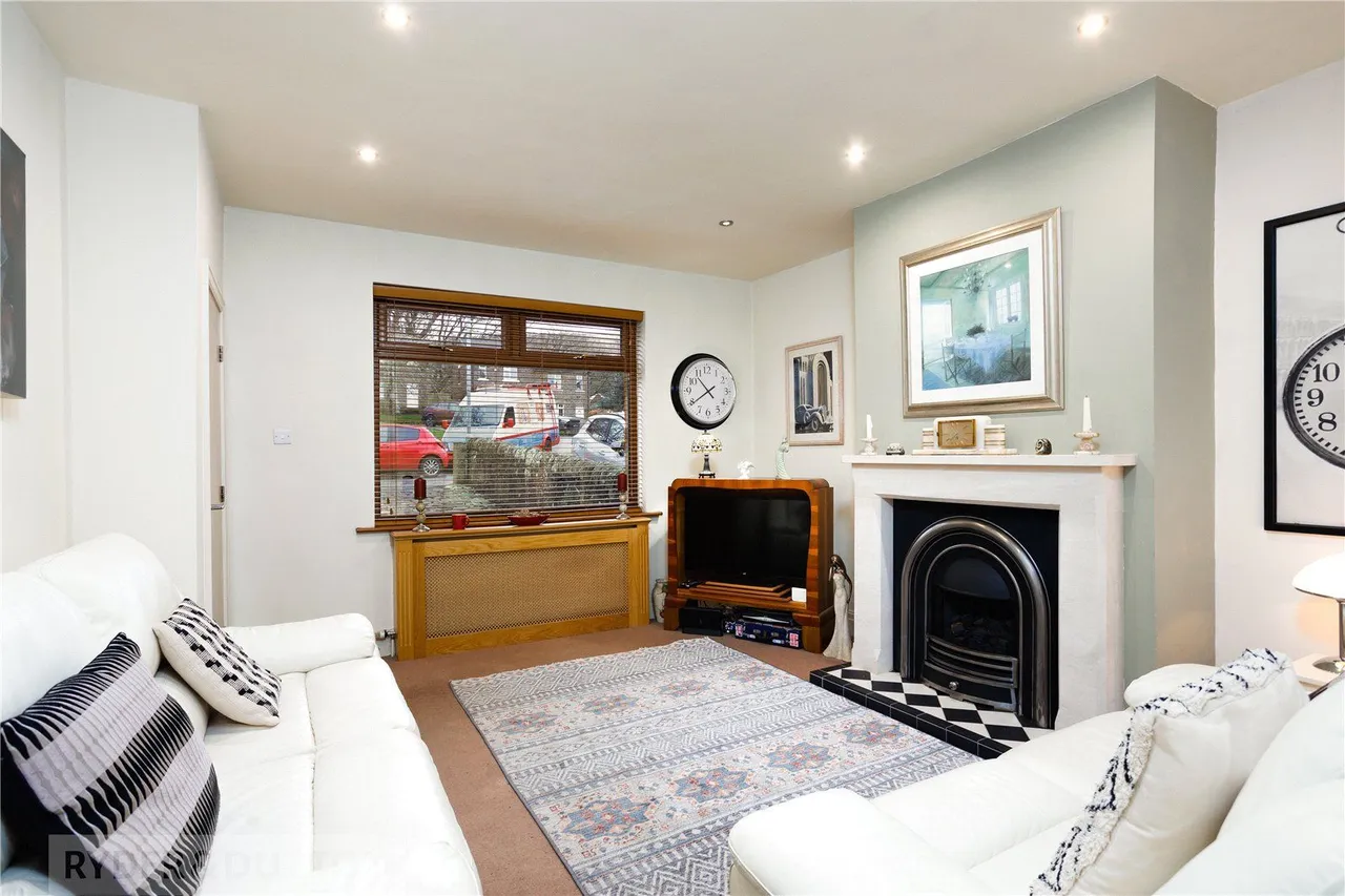 Brook Avenue, Uppermill, OL3, photo 3