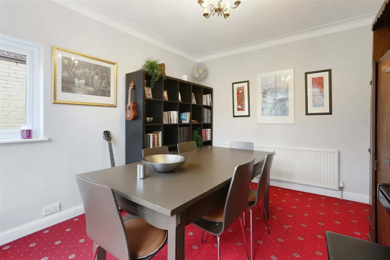 Tabor Gardens, Cheam, Sutton, Surrey, SM3 8RU, photo 5
