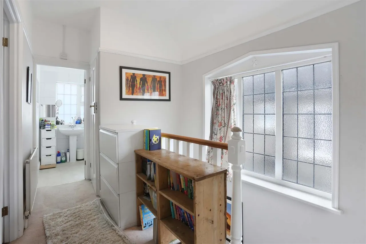 Tabor Gardens, Cheam, Sutton, Surrey, SM3 8RU, photo 9