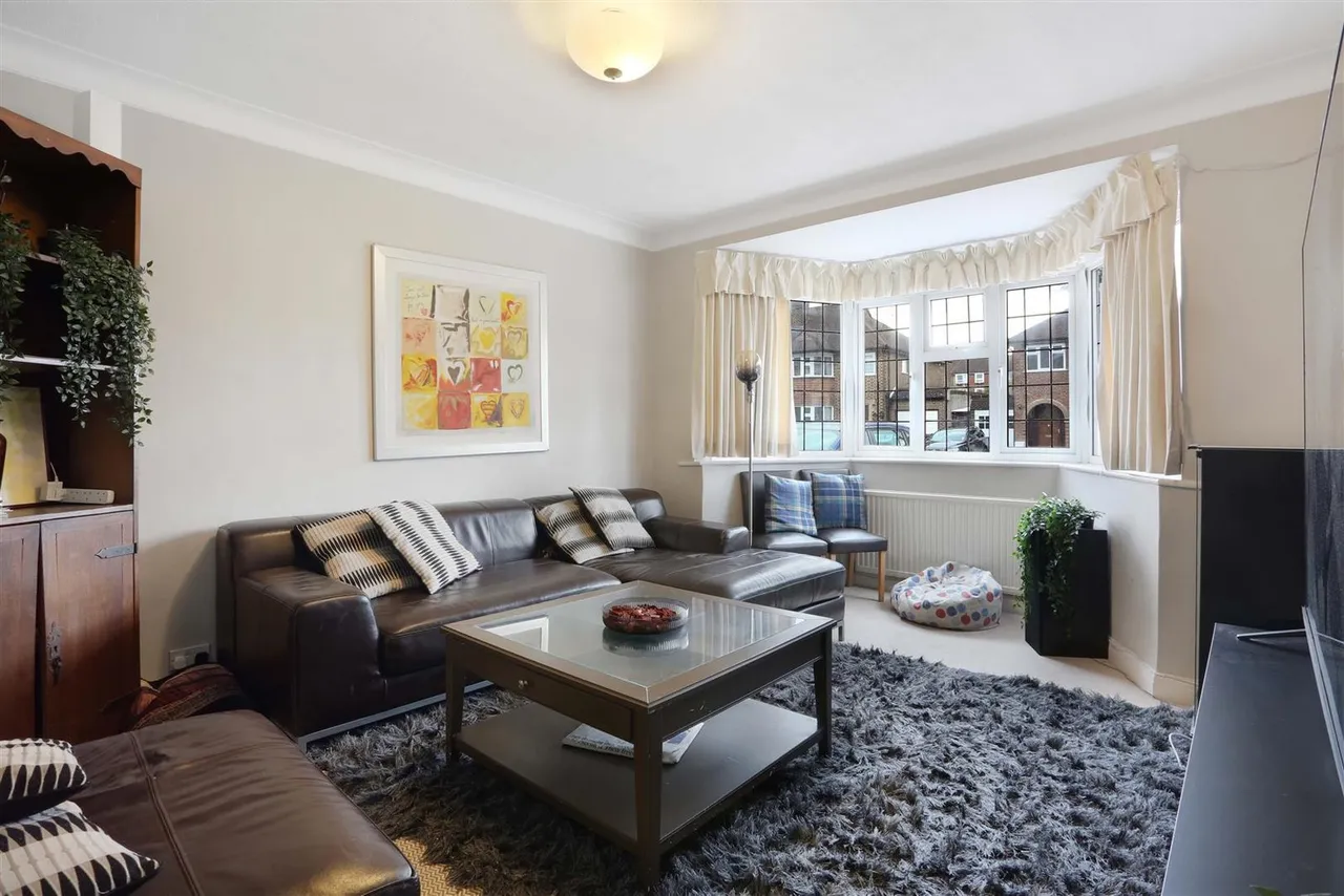 Tabor Gardens, Cheam, Sutton, Surrey, SM3 8RU, photo 2