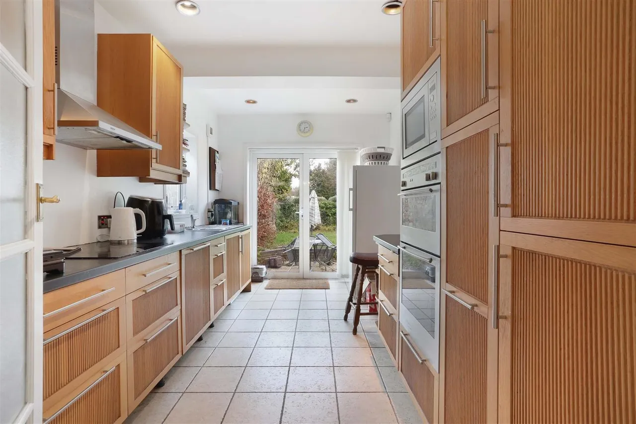 Tabor Gardens, Cheam, Sutton, Surrey, SM3 8RU, photo 6