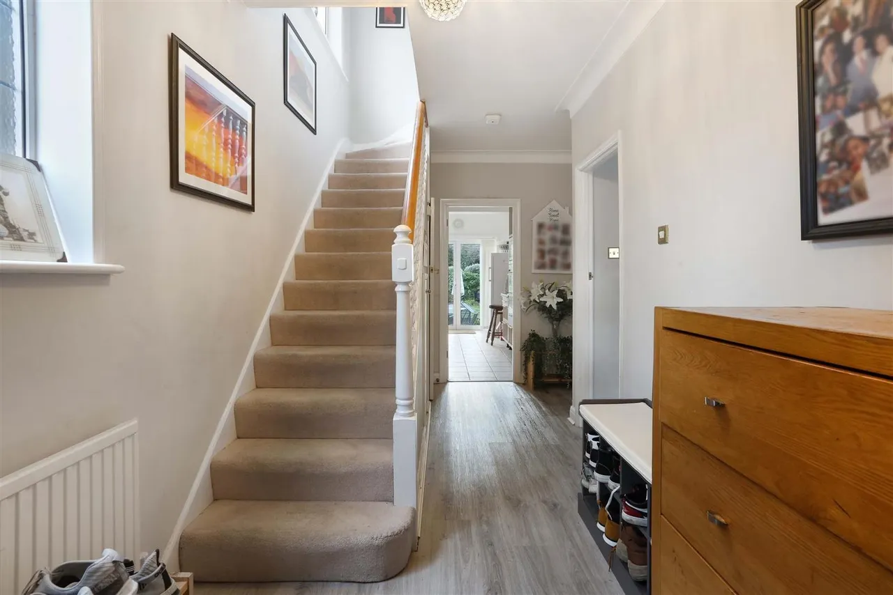 Tabor Gardens, Cheam, Sutton, Surrey, SM3 8RU, photo 8