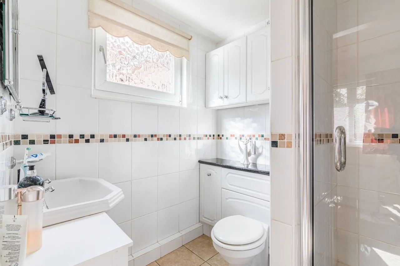 Forest Close, Pyrford, GU22, photo 18