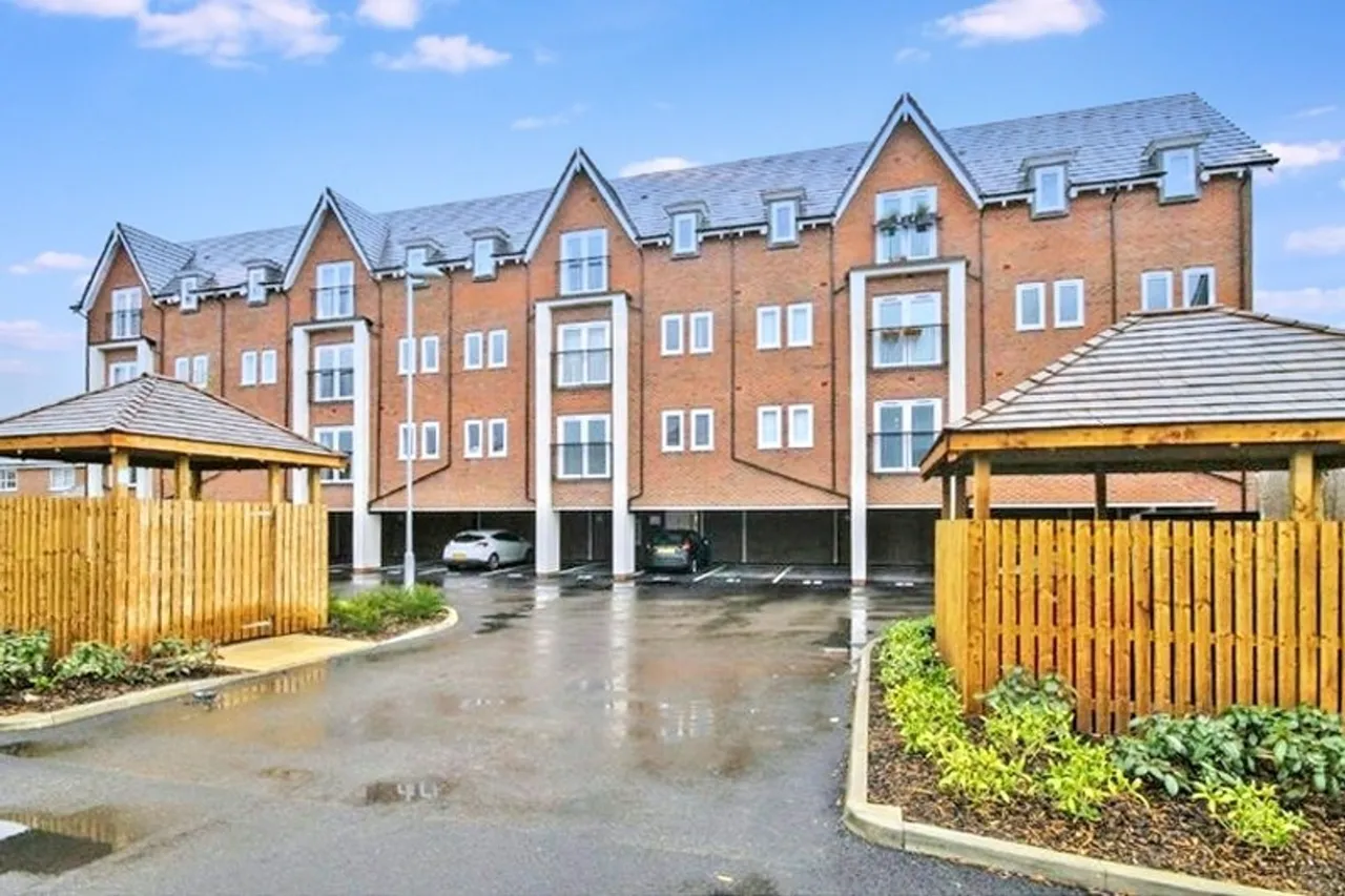 2 bed flat for sale — Flat 12, Graceville Court Rose Creek Gardens, Warrington, Great Sankey, WA5 3TU