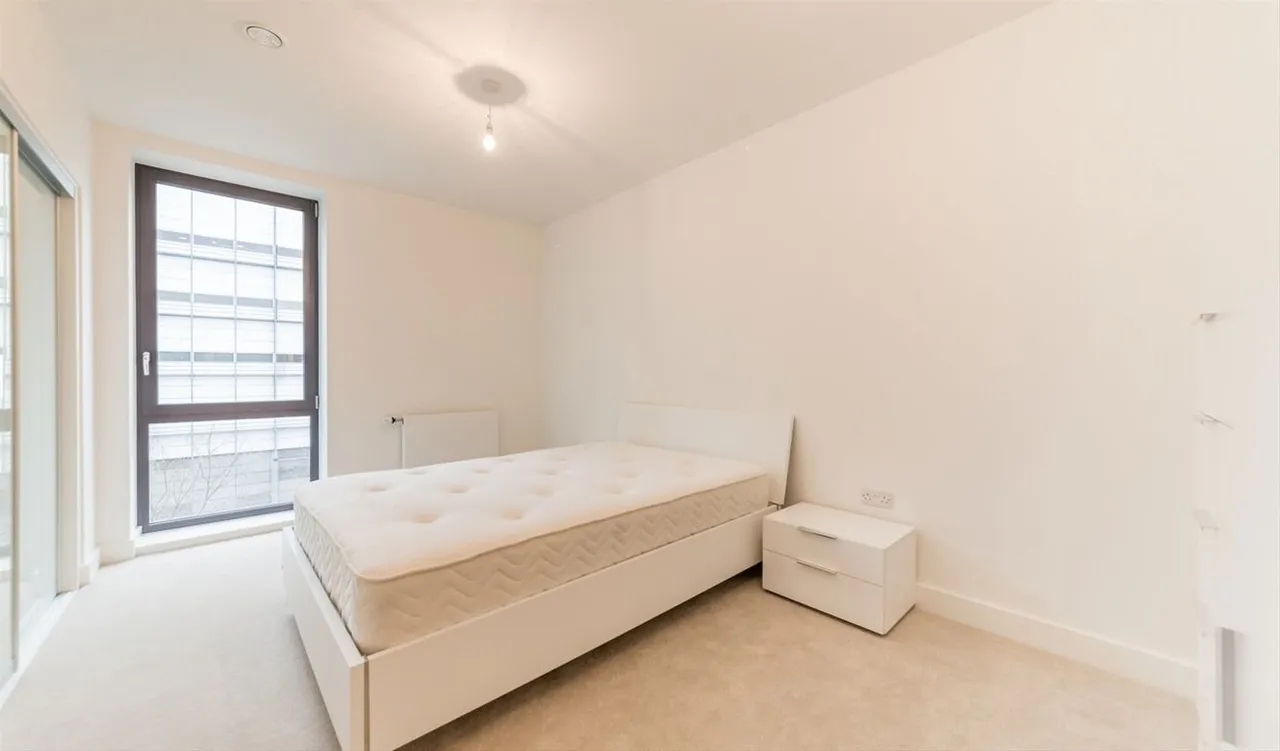 Deauville Close, London, photo 4