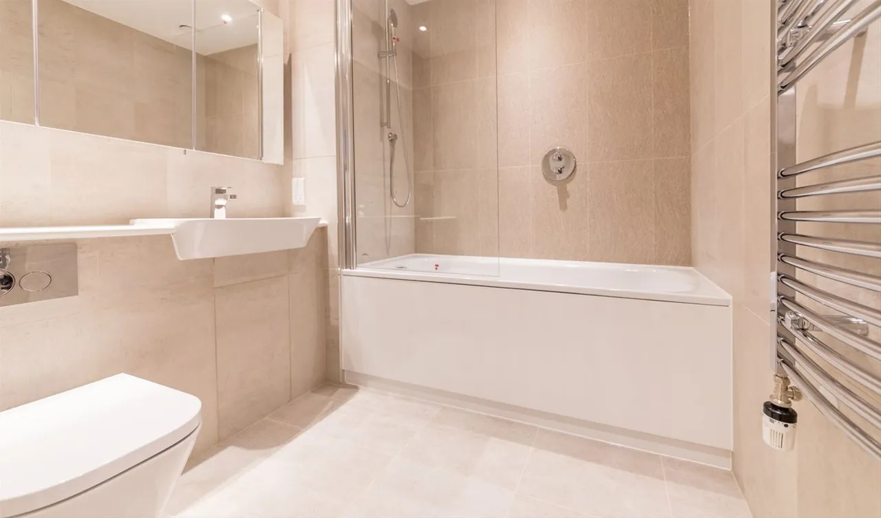 Deauville Close, London, photo 6