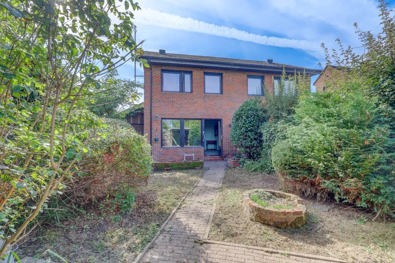 3 bed house for sale, New Road, High Wycombe, HP15