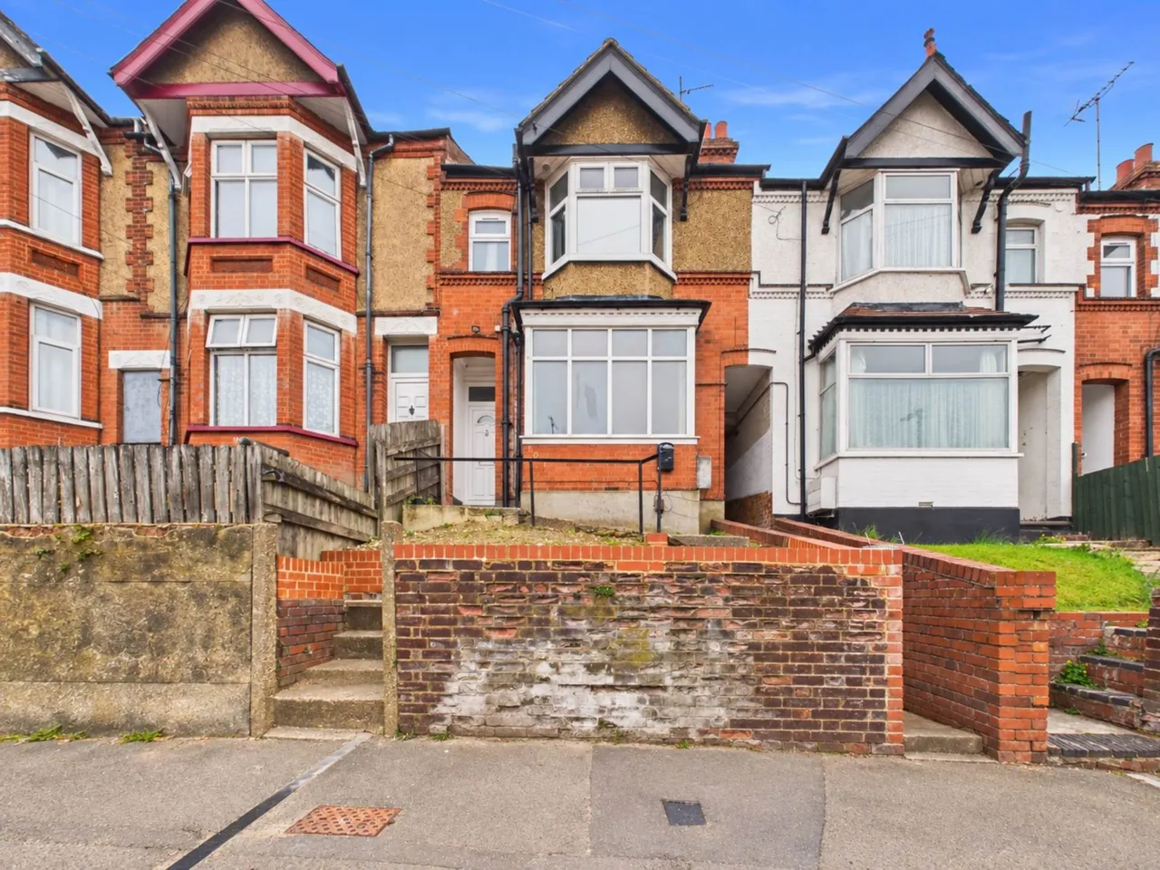 3 bed house for sale — Russell Rise, Luton, LU1 5ET