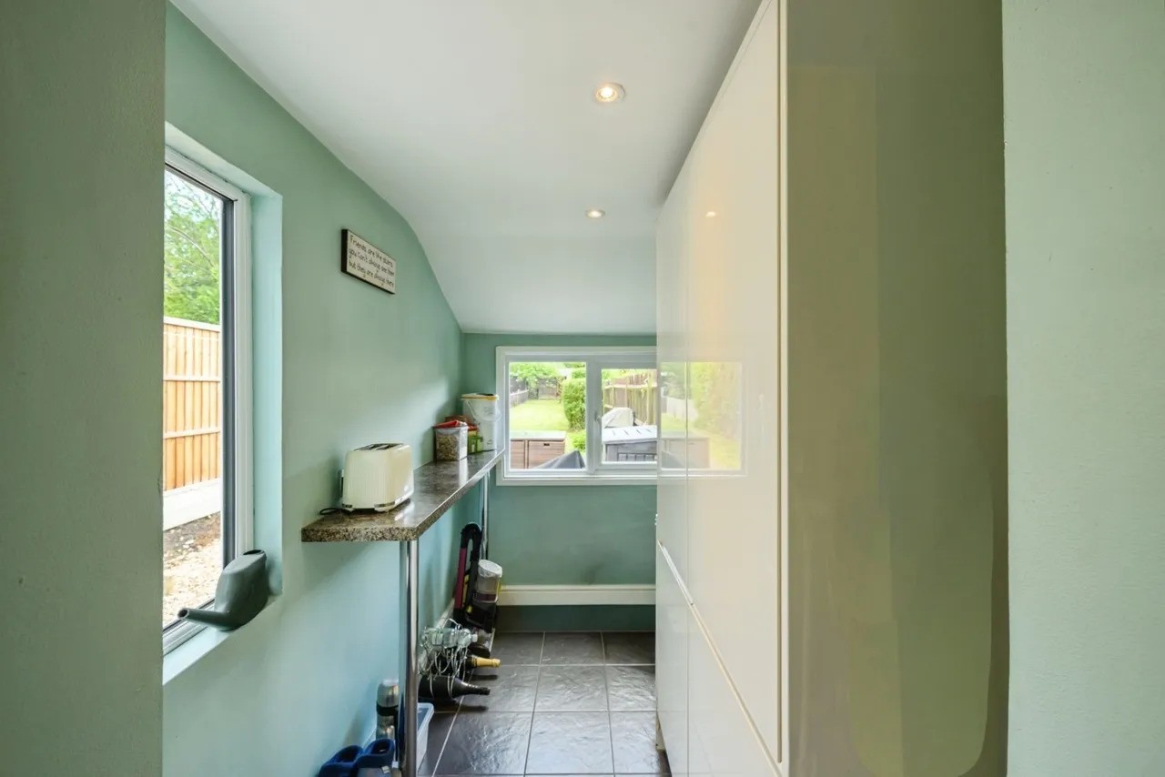 Epsom Road, Leatherhead, KT22, photo 13