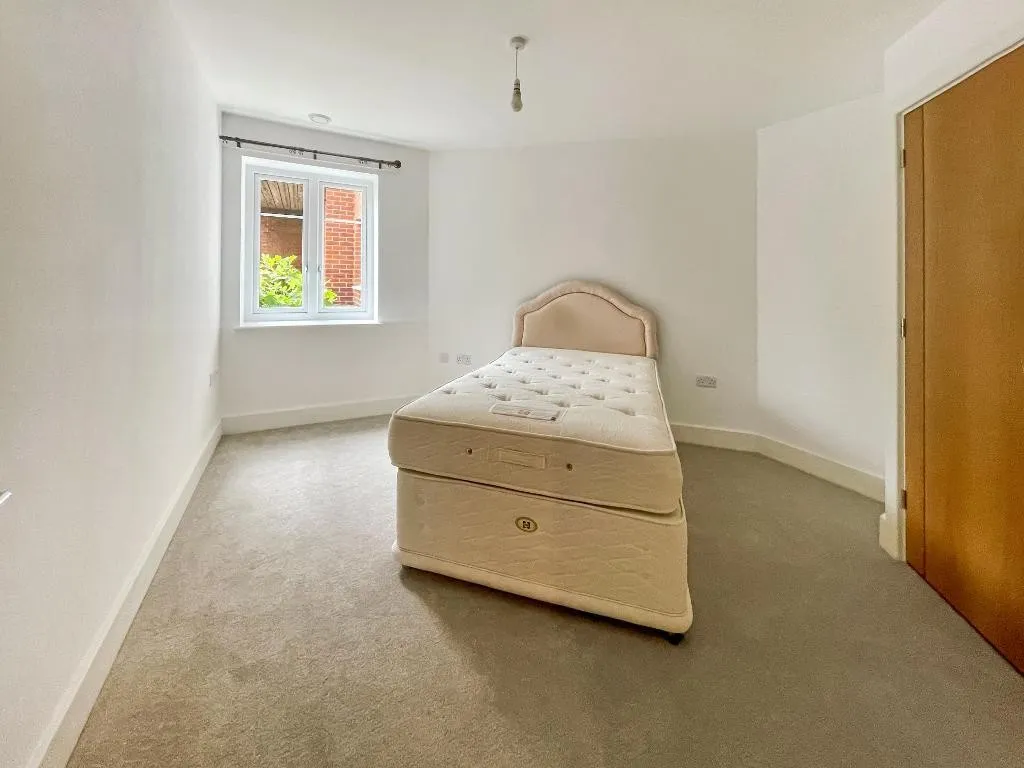 Yew Tree Court, Sanderstead, photo 5