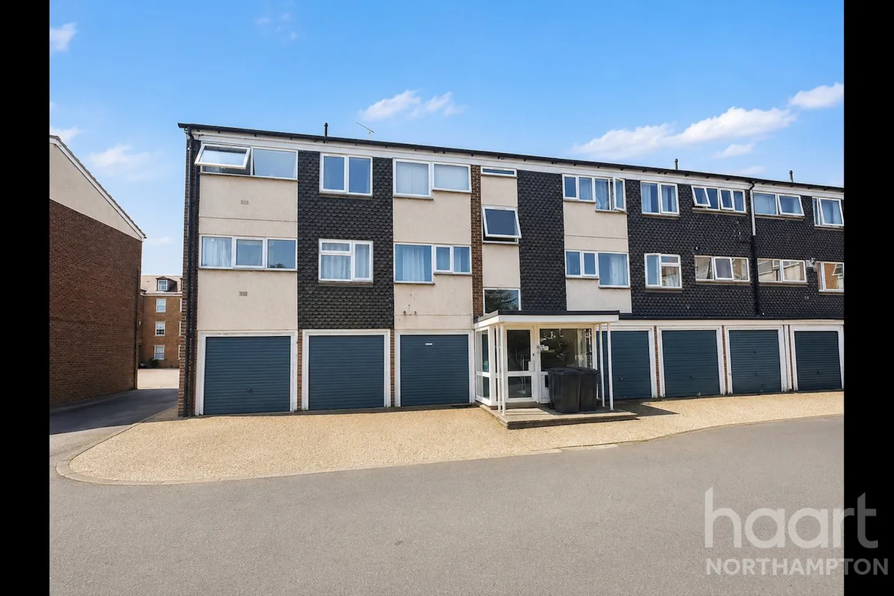3 bed flat for sale, Cliftonville Court, Northampton, NN1