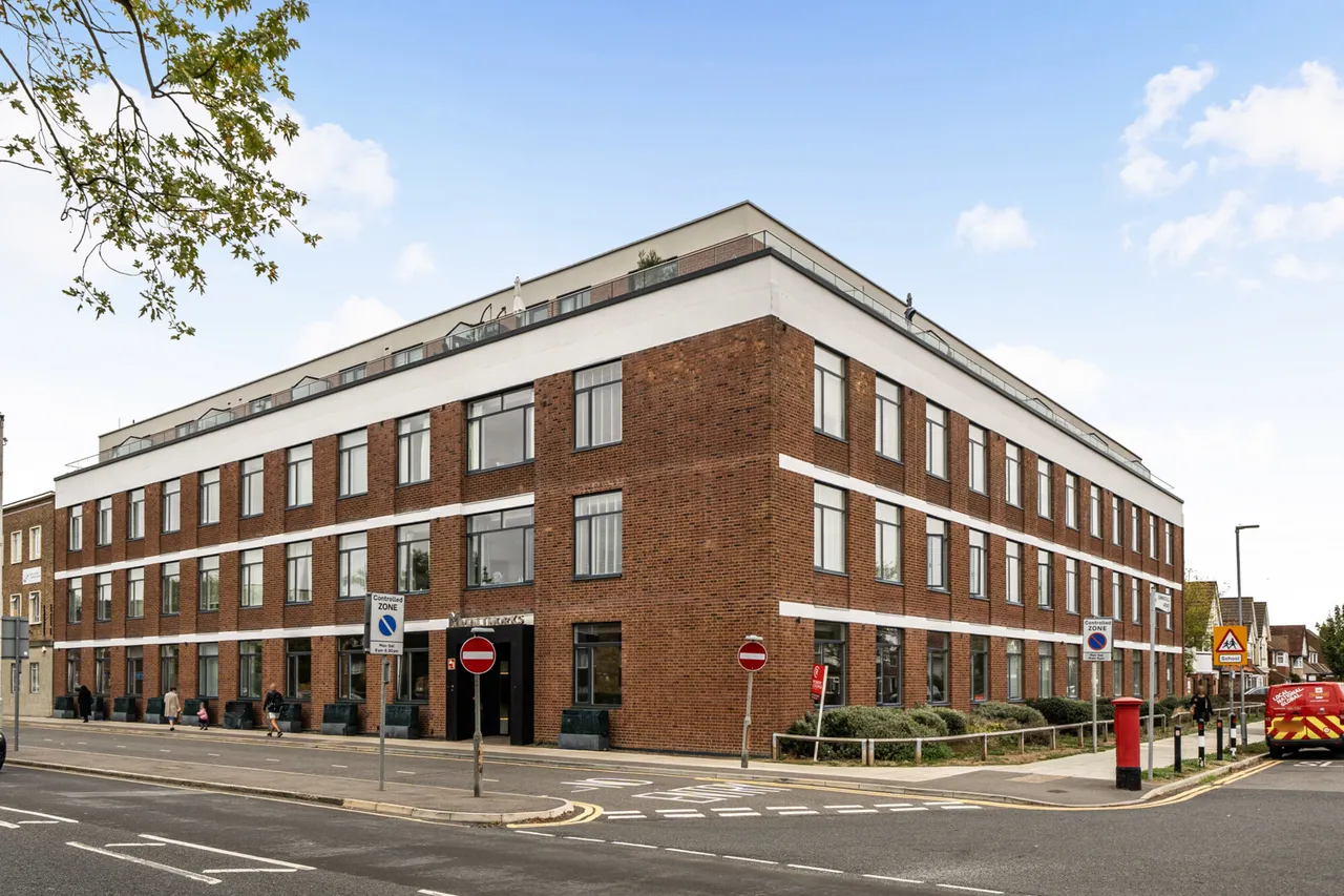 2 bed flat for sale, Field End Road, Ruislip, HA4