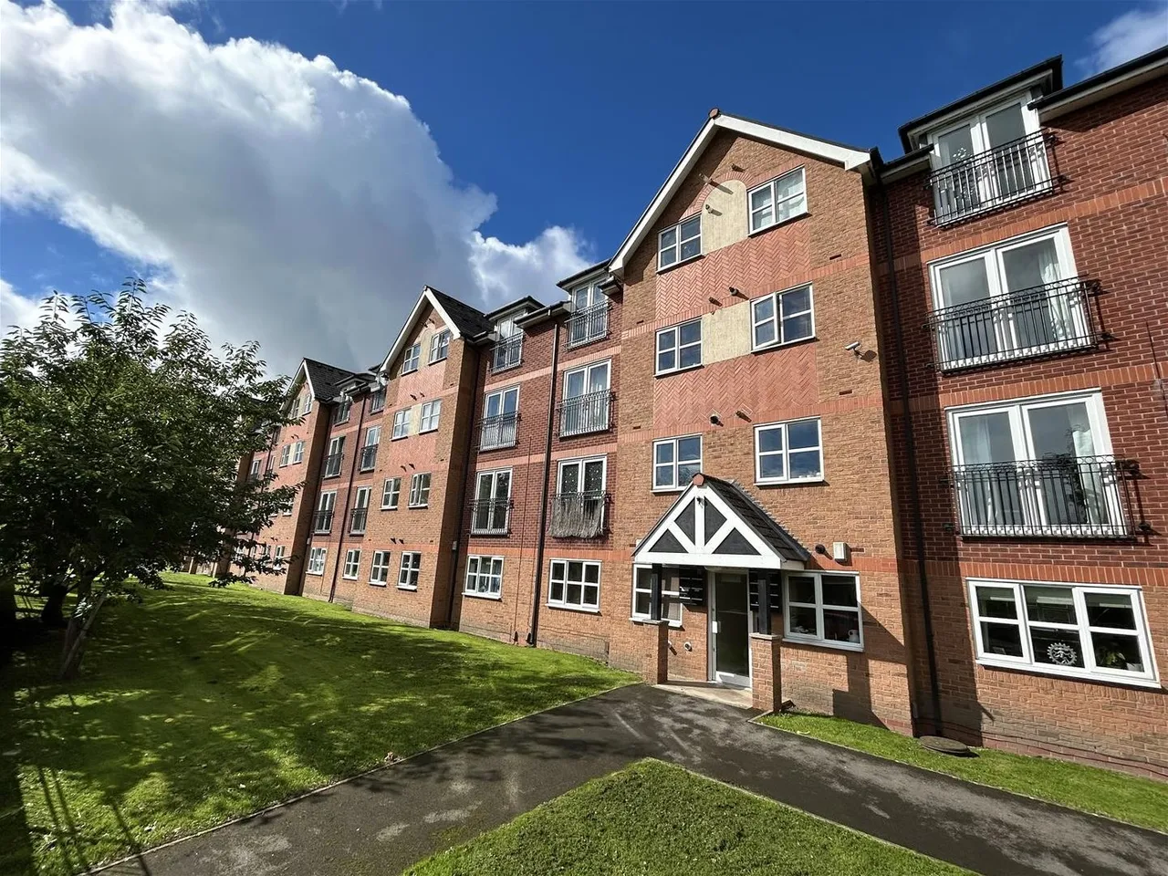 2 bed flat to rent, Hall Lane, Manchester, M23