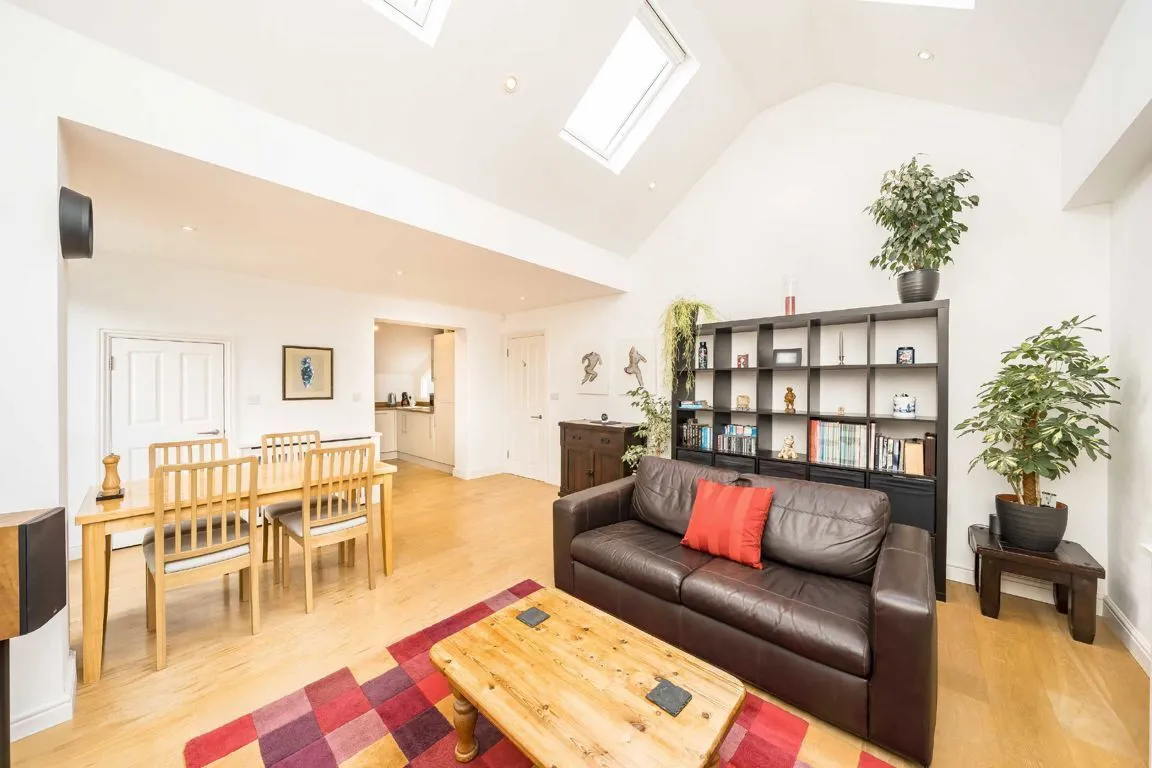 2 bed flat for sale, Midmoor Road, SW12