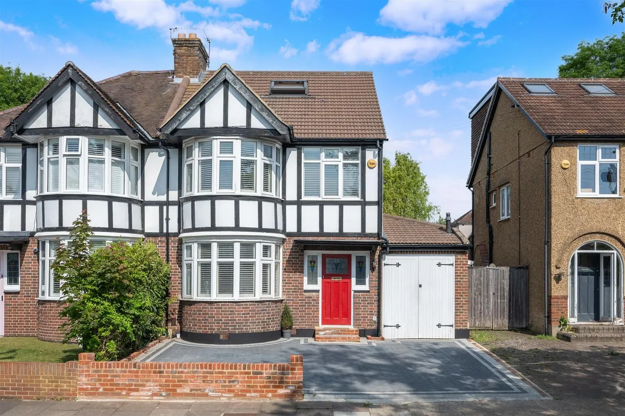 4 bed house for sale — Alexandra Drive, Surbiton KT5 9AD