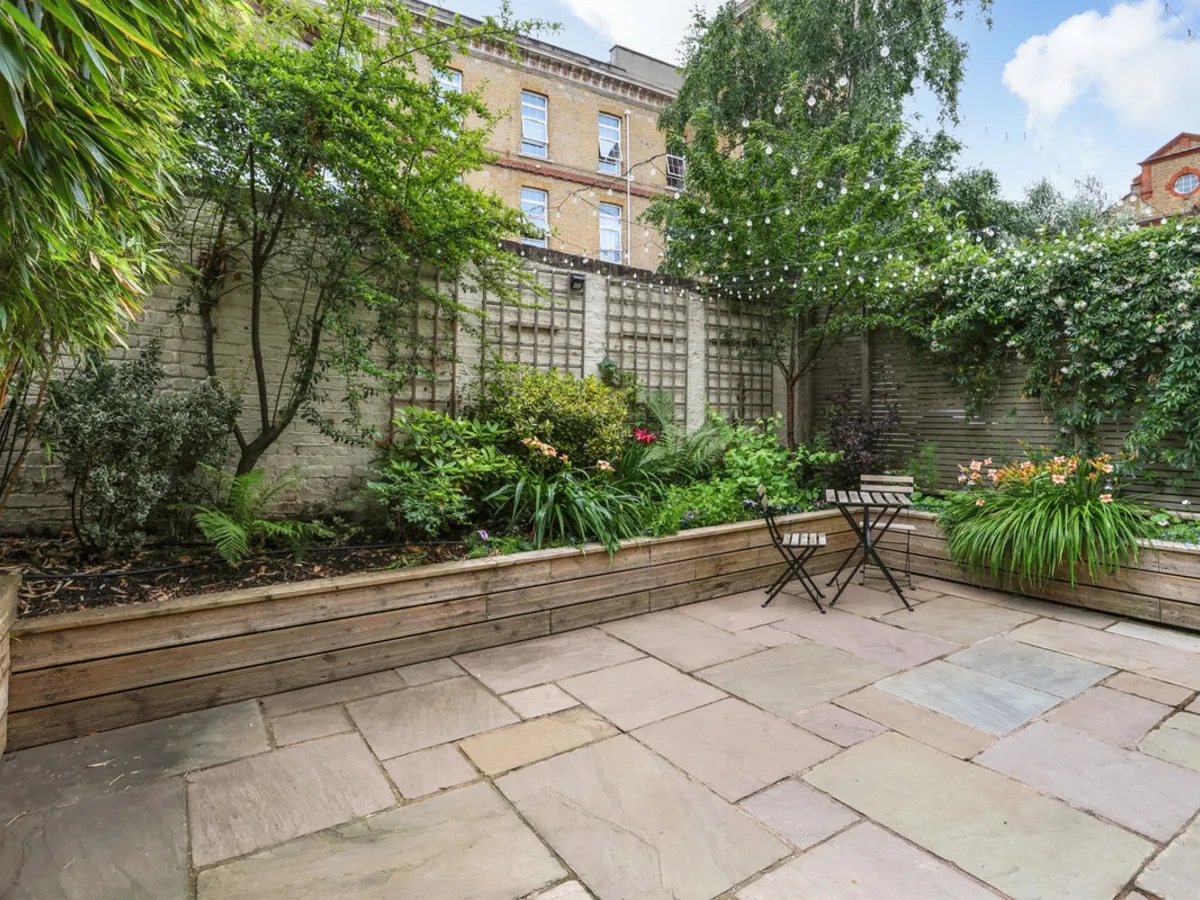 3 bed house to rent, Rochelle Close, London, SW11