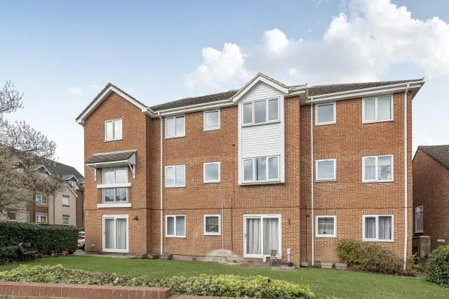 2 bed flat for sale, Willow Road, Aylesbury, HP19