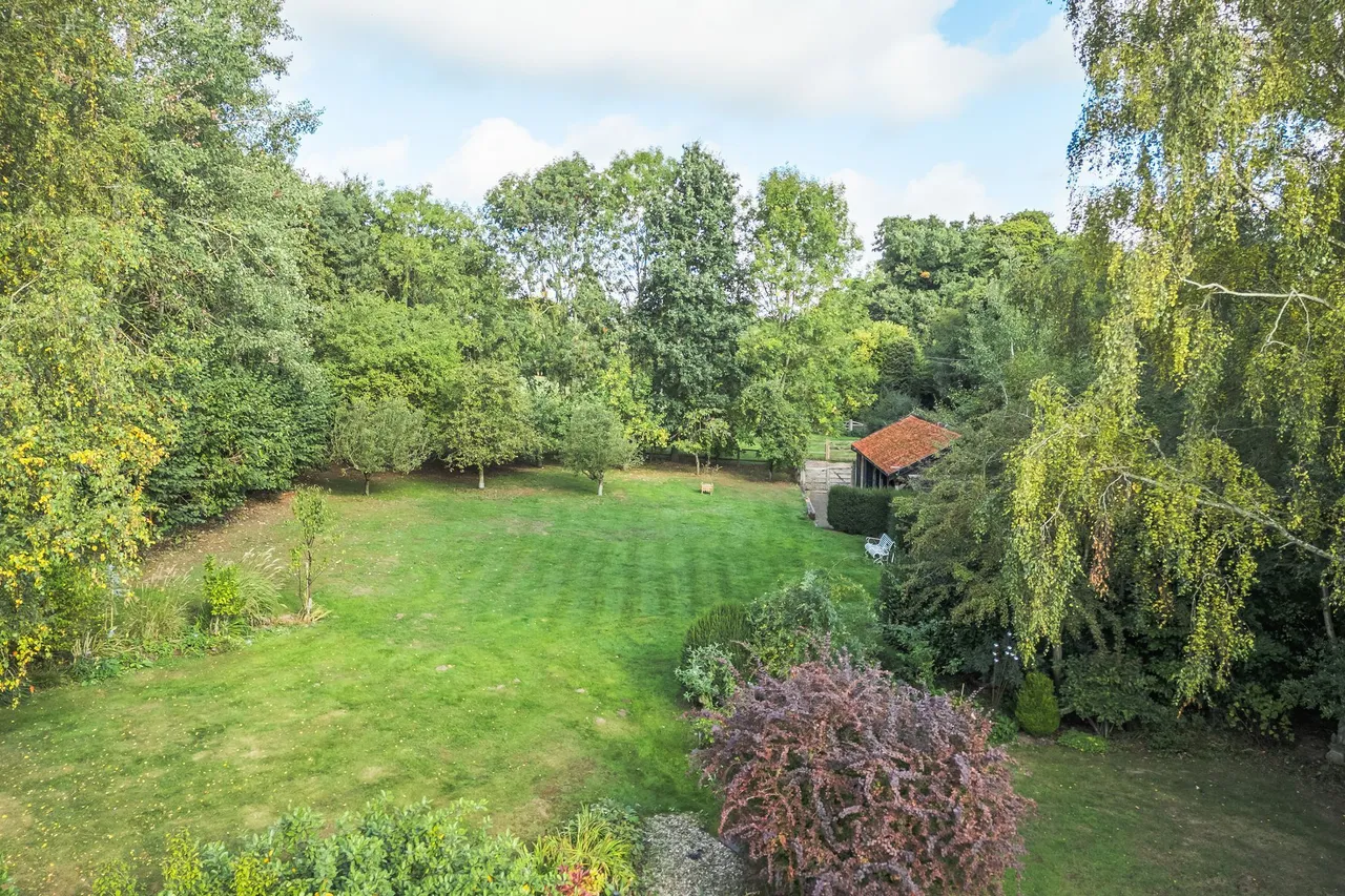 Impeccable Barn Conversion on Approx, photo 18
