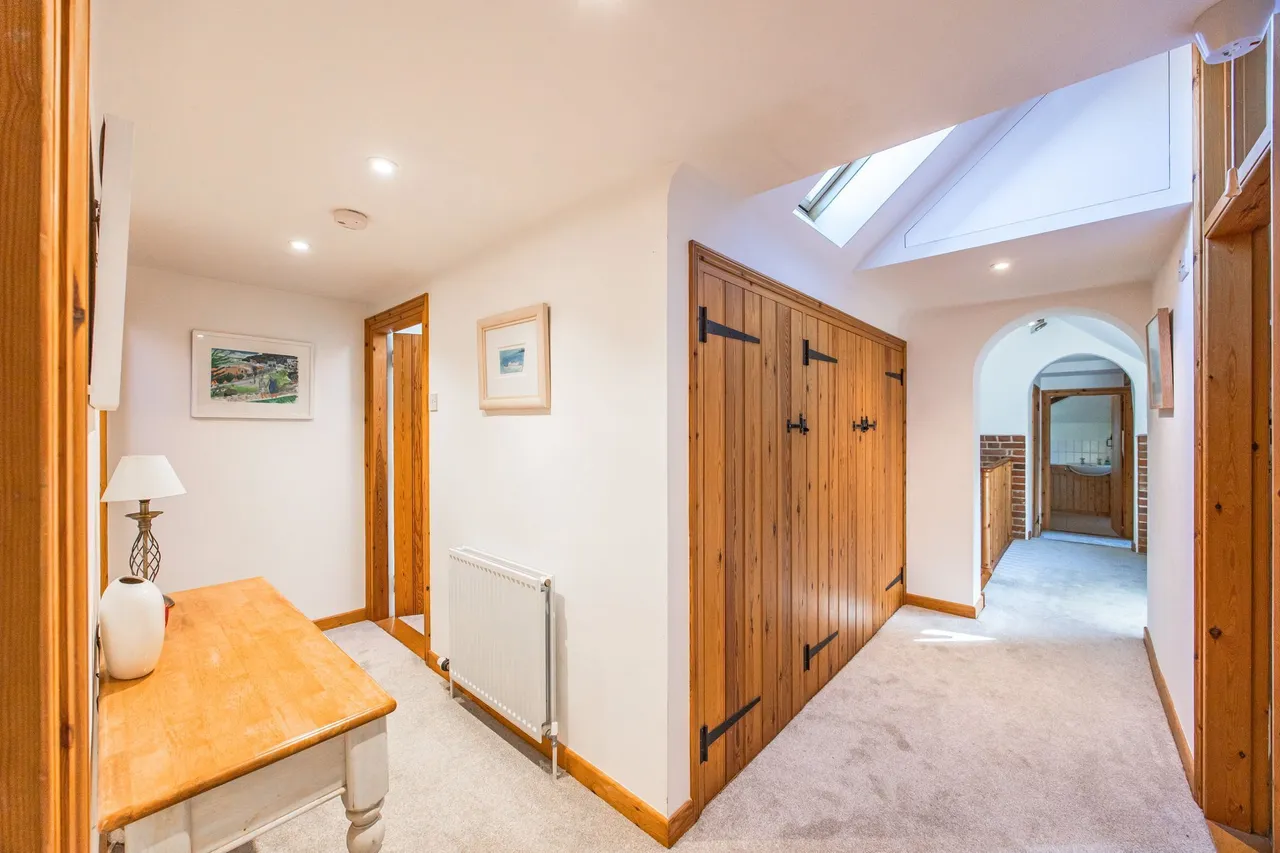 Impeccable Barn Conversion on Approx, photo 9