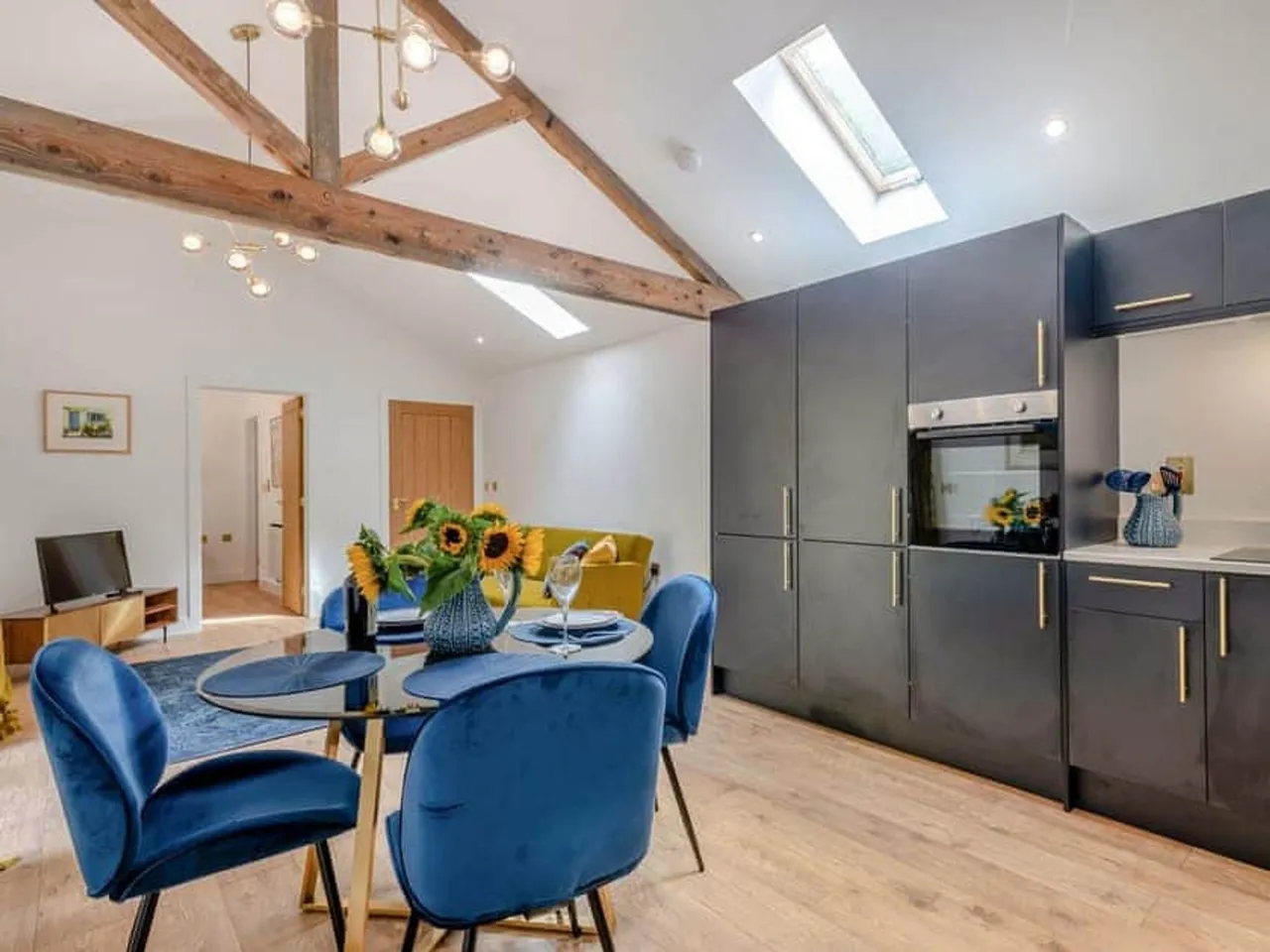 Impeccable Barn Conversion on Approx, photo 21